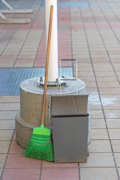 Dustpan Con Escoba Verde Pavimento Baldosas — Foto de Stock