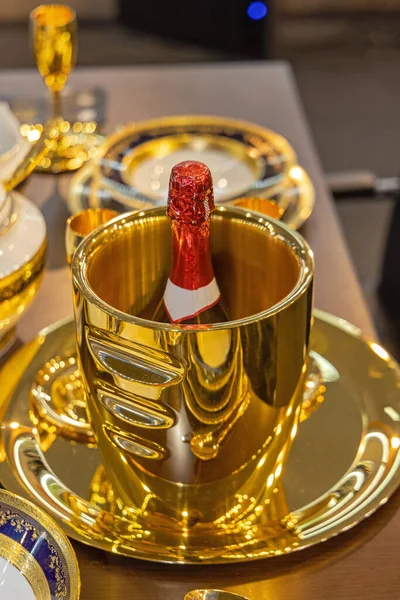 テーブルの高級ゴールドチラーの赤ワインボトル — ストック写真