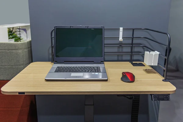 Laptop Computer Met Draadloze Muizen Smalle Bureau Kleine Werkplek — Stockfoto