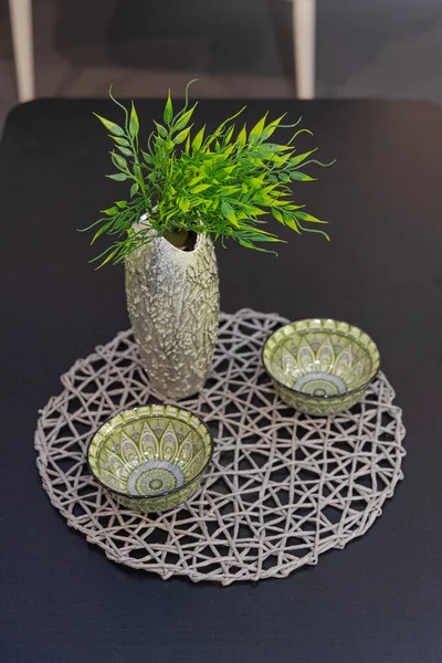 Vase Und Schalen Bei Black Table Home Dekoration — Stockfoto