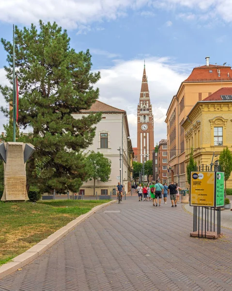 ハンガリーのセゲド 2022年7月30日 夏の午後にアルパド広場の自動車教会とハンガリーの聖母の大聖堂スパイアタワーランドマーク — ストック写真