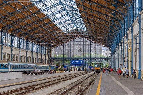 Budapest Ungern Juli 2022 Människor Nyugatis Tågstation Sommaren Eftermiddag — Stockfoto