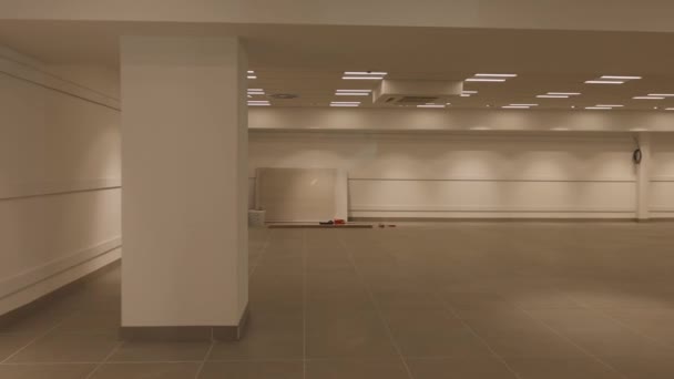 新的空置大型购物商场休憩用地盘 — 图库视频影像