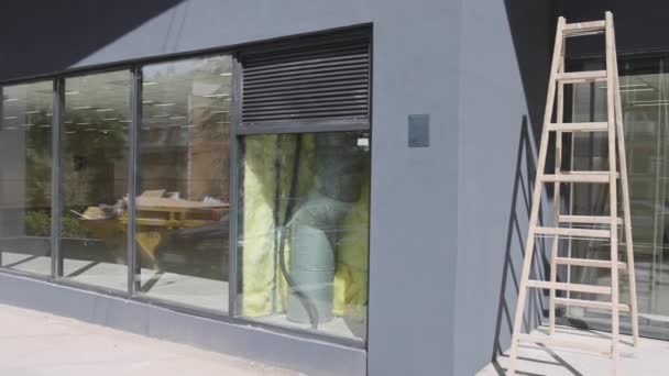 Nová Okna Posuvné Dveře Rekonstruovaném Exteriéru Budovy Maloobchodu — Stock video