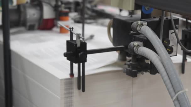 Листовые Бумаги Вакуумные Всасывающие Машины Производственный Процесс Печатная Служба — стоковое видео