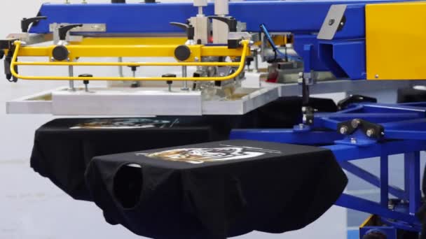 Kaus Tekstil Sutra Layar Otomatis Mesin Pencetakan Carousel Turning — Stok Video