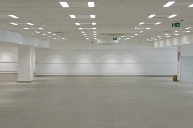 Yeni Boş Büyük Mağaza Alanı Temiz Zemin