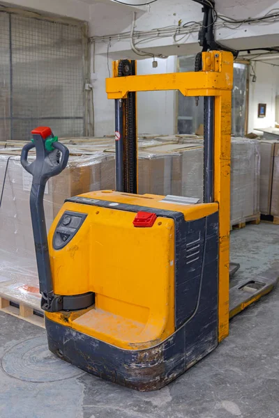 Yellow Electric Forklift Pallet Truck Warehouse Storage Room — Stock Photo, Image