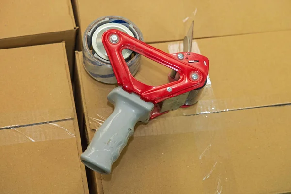 Verpakking Tape Dispenser Gun Device Bij Kartonnen Dozen Pakhuis — Stockfoto