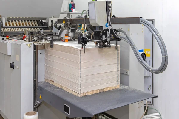 真空吸引シート紙印刷機製造工程 — ストック写真