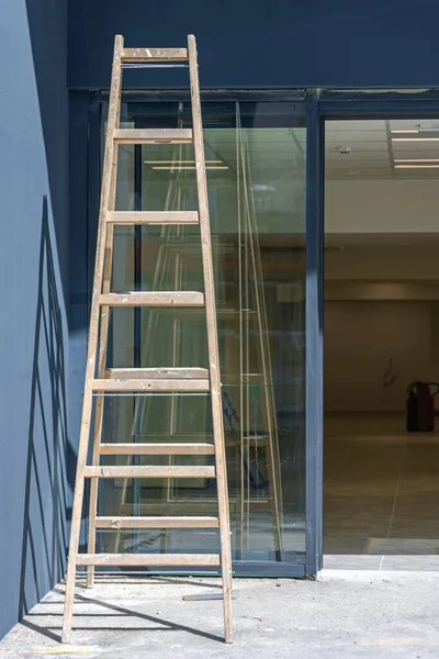Lange Houten Ladder Bij Bouwwerkzaamheden Aan Buitenkant Van Het Gebouw — Stockfoto