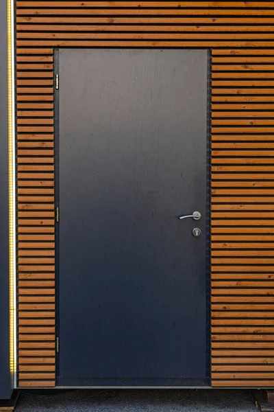 Geschlossene Schwarze Tür Eingang Holzhütte Gebäude — Stockfoto