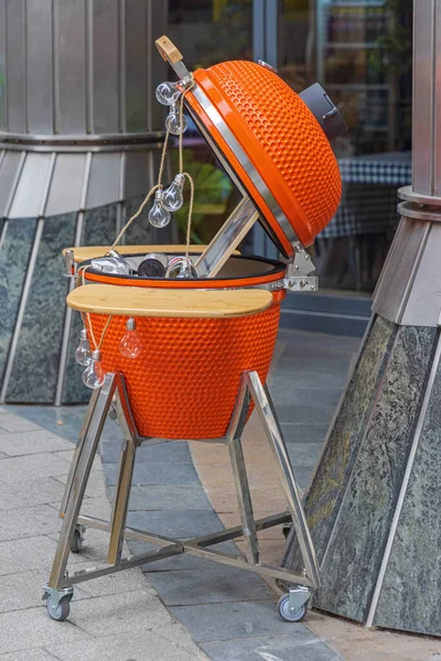 Große Orange Holzkohlegrill Keramik Wasserkocher Grill Auf Rädern — Stockfoto