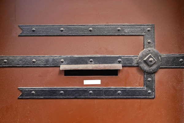 Brevlåda Mail Slot Vid Old Brown Door Ironwork — Stockfoto