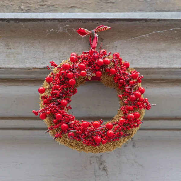 Decoratieve Red Berry Wreath Opknoping Bij Building Wall — Stockfoto