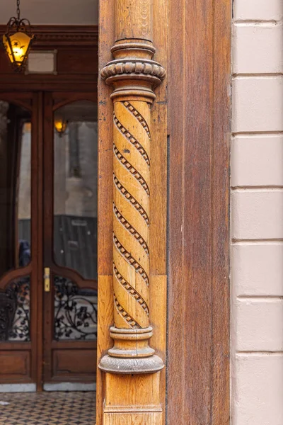 Ξύλινος Σπειροειδής Πόλος Στο Κτίριο Εξωτερική Πίσω Πόρτα Διακόσμηση — Φωτογραφία Αρχείου