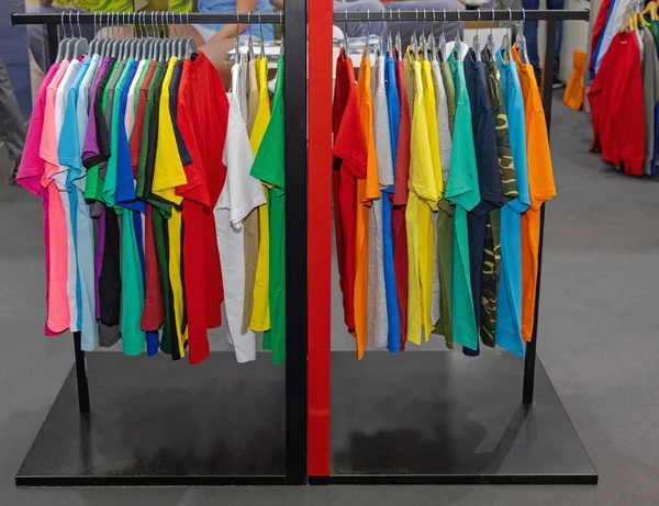 Çok Renkli Tişörtler Rail Yeni Giysi Pamuğunda Asılı — Stok fotoğraf