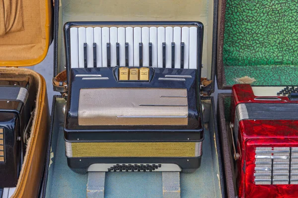 Piano Accordion Μουσικό Όργανο Περίπτωση Στην Αγορά Flea — Φωτογραφία Αρχείου