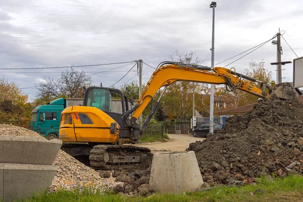 ユーティリティ下水道管建設工事のための掘削機掘削土 — ストック写真