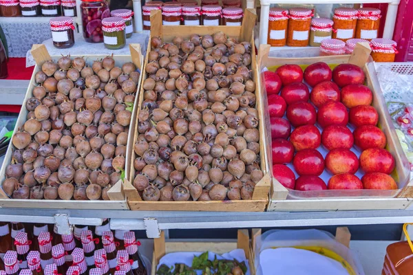 Ripe Medlar Fruits Red Apples Produce Crates Farmers Market — Stock Photo, Image