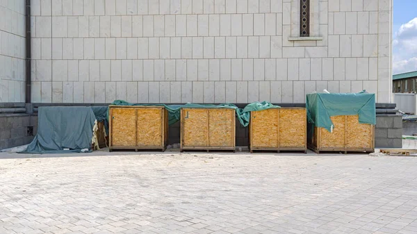 载重的大型货物运输箱木箱 — 图库照片