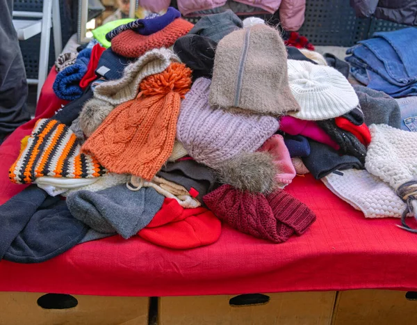 Birçok Renkli Yün Kış Fasulyesi Şapka Kayak Şapkası Bit Pazarı — Stok fotoğraf