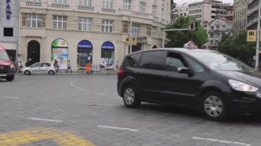 Belgrad, Sırbistan - 06 Mayıs 2022: Cumhuriyet Meydanı İlkbahar Günü Şehir Merkezi Araba Trafiği.