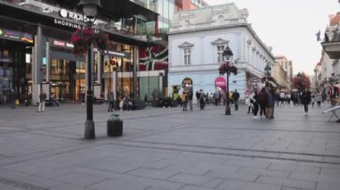 Belgrad, Sırbistan - 29 Ekim 2021: Rajiceva Alışveriş Merkezi Önündeki Knez Mihailova Caddesi 'nde Yürüyen İnsanlar.