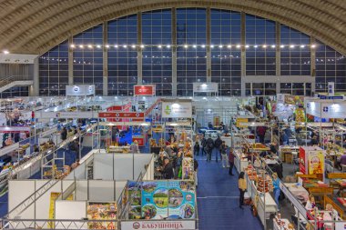 Belgrad, Sırbistan - 24 Kasım 2022: Etnik Gıda ve İçecekler Fuarı Geleneksel Ulusal Çiğ Organik Üretim Etkinliği.