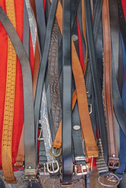 Metal Yumruklu Klasik Deri Kemerlerin Büyük Koleksiyonu