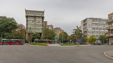 Belgrad, Sırbistan - 07 Ekim 2021: Gundulicev Venac ile Yeni Bronz Tarihi Tarihi Despot Heykeli Küçük Park Sonbahar Günü 'nde Stefan Lazareviç.