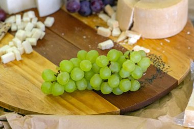 Tahta Tabakta Beyaz Üzüm ve Peynir Kümesi