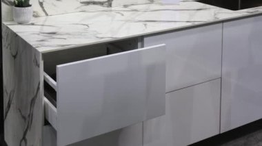 Modern Mutfak İçi Otomatik Çabasız Dolap Kapıları Açma
