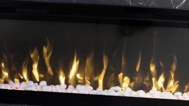 小石と電気暖炉黄色の炎効果の家の装飾 — ストック動画