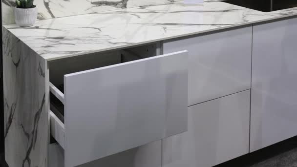 Abridor Portas Armário Sem Esforço Automatizado Cozinha Moderna Interior — Vídeo de Stock