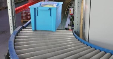 Otomatik Depo 'daki Taşımacılık Kayışında Plastik Taşımacılık Kutusu Taşımacılık TaşımacısıName