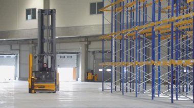 Dağıtım Deposunda Yeni Yüksek Raflı Forklift Boş Raflar