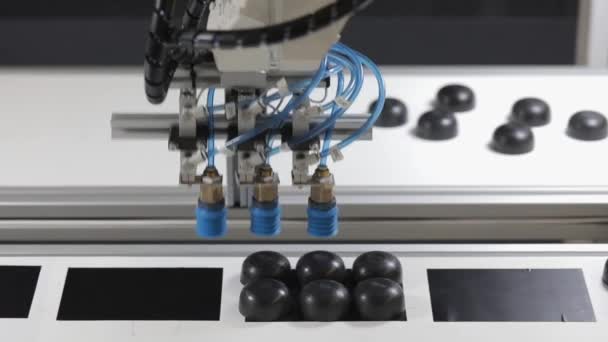 Ρομποτική Αναρρόφηση Βραχίονα Κενό Επιλογή Και Τοποθετήστε Μικρά Μέρη Στο — Αρχείο Βίντεο