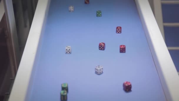 Manipulace Pažemi Robotů Hazardní Hry Pásovém Dopravníku — Stock video
