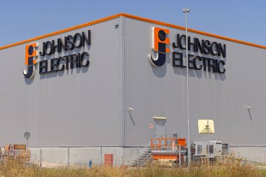 Nis, Sırbistan - 04 Ağustos 2022: Johnson Elektrik Fabrikası Otomobil Üreticisi Logo İşaretleri İnşaat Köşesinde.