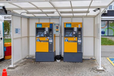 Belgrad, Sırbistan - 19 Kasım 2022: Kalenic Çiftçi Pazarı Otomatik Otomatik Otopark Maaş İstasyonu.