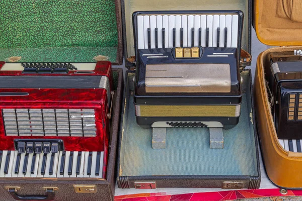 Instrumentos Musicales Acordeón Piano Usados Caso Mercado Pulgas —  Fotos de Stock