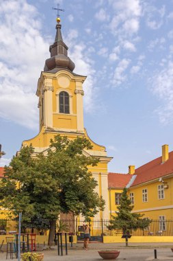 Sremski Karlovci, Sırbistan - 19 Ağustos 2022: Branko Radieviç Meydanı 'ndaki Roma Katolik Kilisesi Kutsal Üçlemesi.