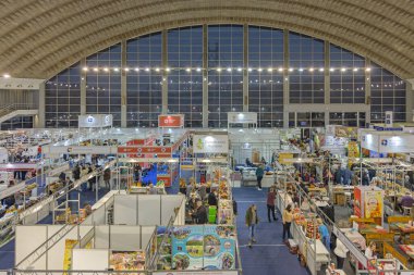 Belgrad, Sırbistan - 24 Kasım 2022: Etnik Gıda ve İçecekler Fuarı Geleneksel Ulusal Çiğ Organik Üretim Etkinliği.