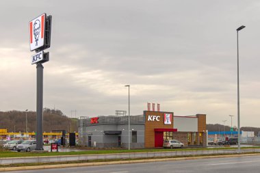 Belgrad, Sırbistan - 09 Aralık 2022: Otoyol yakınlarındaki Ava Alışveriş Parkı 'nda Restoran ve Arabayla Geçiş.