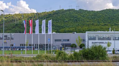 Nis, Sırbistan - 04 Ağustos 2022: Avusturyalı Zumtobel Group Led Lights Factory Building at Electronic Colony Nis.