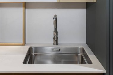 Modern Mutfakta Kare Şeklinde Paslanmaz Çelik Lavabo