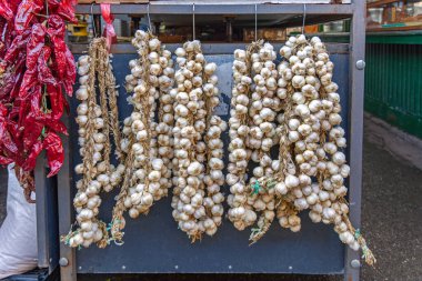 Çiftçi pazarında asılı sarımsak iplikleri