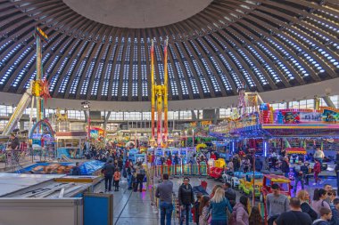Belgrad, Sırbistan - 25 Aralık 2022: Eğlence Parkı Kış Fuarı Büyük Salon 'da Kalabalık.
