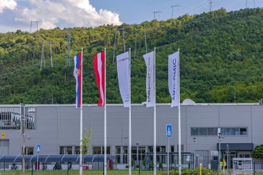 Nis, Sırbistan - 04 Ağustos 2022: Avusturyalı Zumtobel Group Led Lights Factory Building at Electronic Colony Nis.